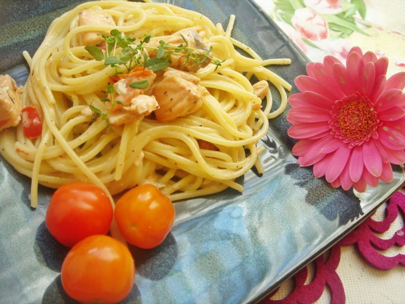 Spaghetti z łososiem, papryką ramiro i pomidorkami Spaghetti z łososiem, papryką ramiro i pomidorkami