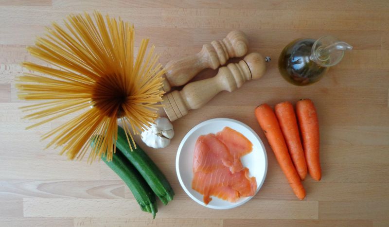 Spaghetti z marchewki, cukinii i wędzonego łososia