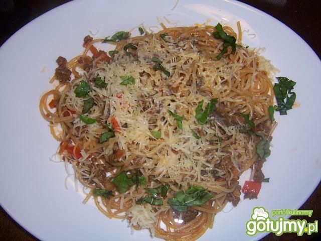 Spaghetti z mieloną wołowiną i warzywami