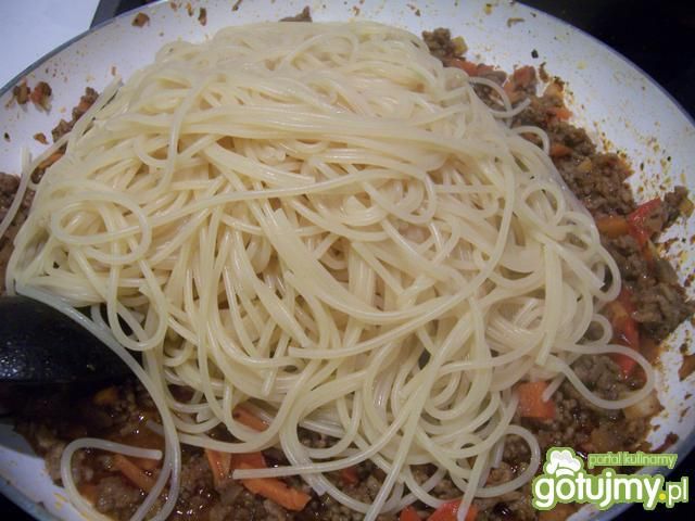 Spaghetti z mieloną wołowiną i warzywami