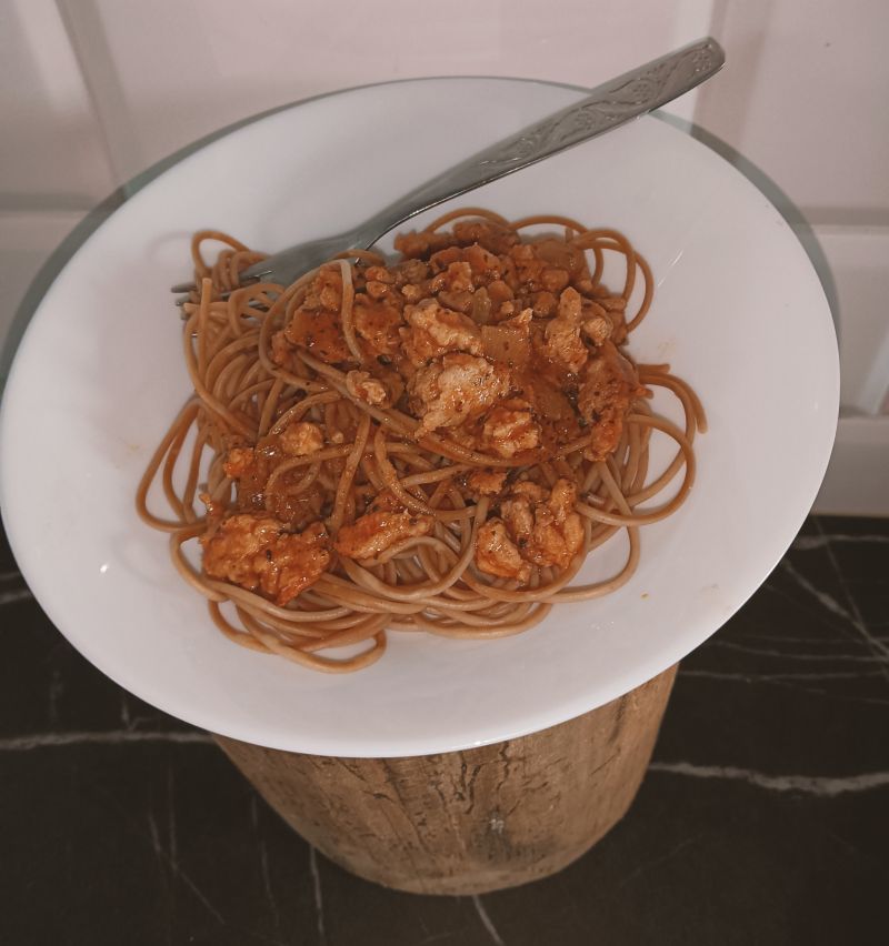 Spaghetti z mielonym mięsem i sosem pomidorowym