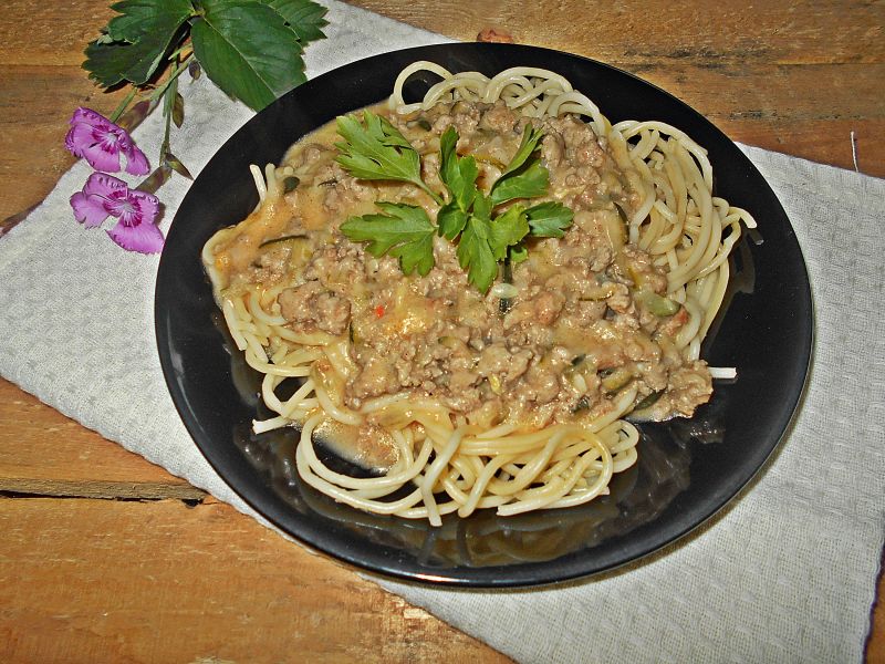 Spaghetti z mięsem i cukinią w sosie śmietanowym Spaghetti z mięsem i cukinią w sosie śmietanowym
