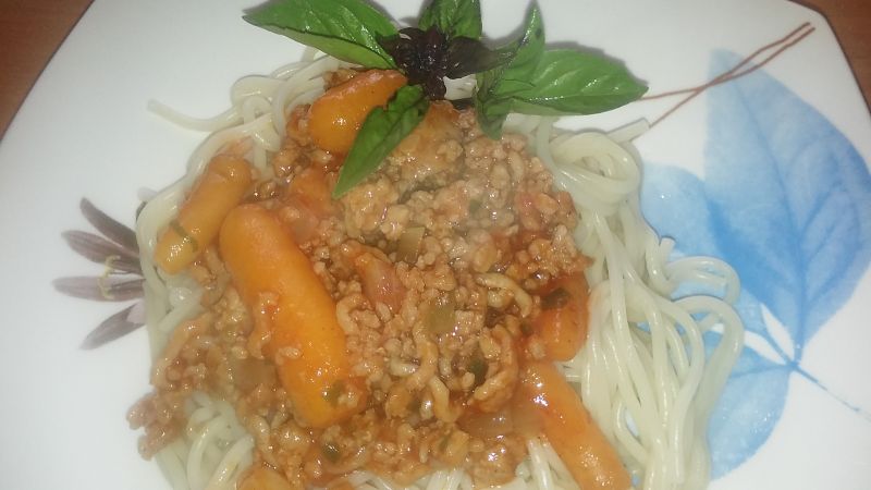 Spaghetti z mięsem mielonym i marchewkami Spaghetti z mięsem mielonym i marchewkami