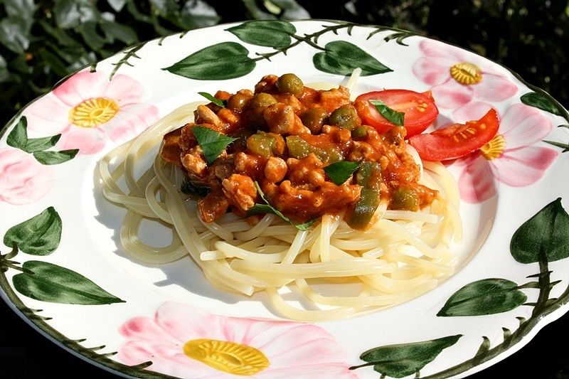 Spaghetti z mięsem mielonym, papryką i groszkiem