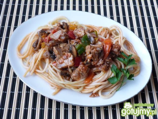 Spaghetti z mięsem, pieczarkami, papryką Spaghetti z mięsem, pieczarkami, papryką
