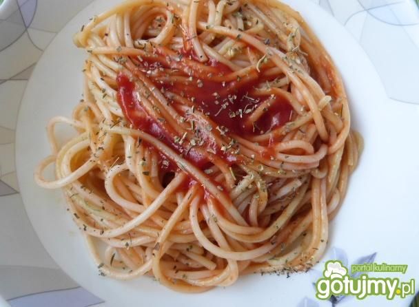 Spaghetti z mięsem, pieczarkami, papryką