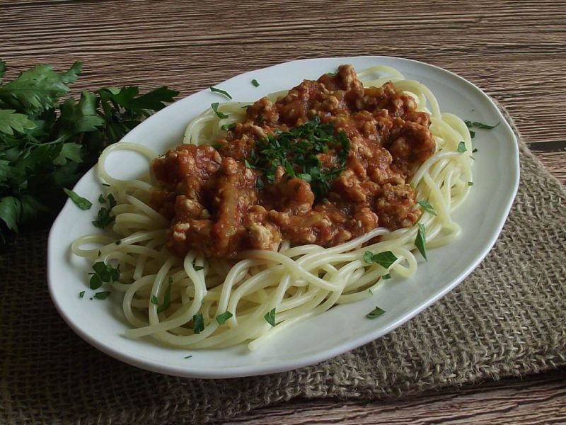 Spaghetti z mięsnym sosem cukiniowym na pomidorowo