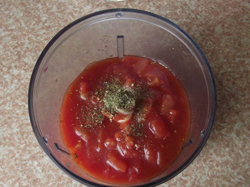 Spaghetti z mięsnym sosem cukiniowym na pomidorowo