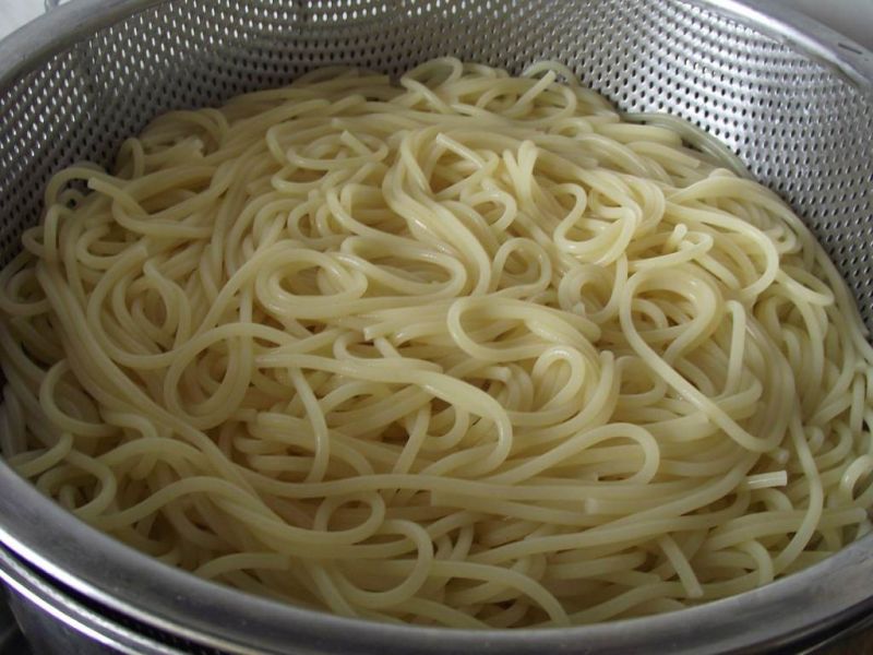Spaghetti z mięsnym sosem cukiniowym na pomidorowo