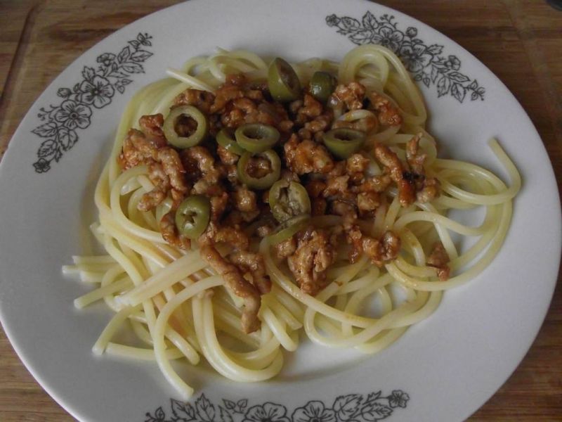 Spaghetti z mięsnym sosem z zielonymi oliwkami 