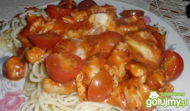 Spaghetti z mozzarellą i kurczakiem Spaghetti z mozzarellą i kurczakiem