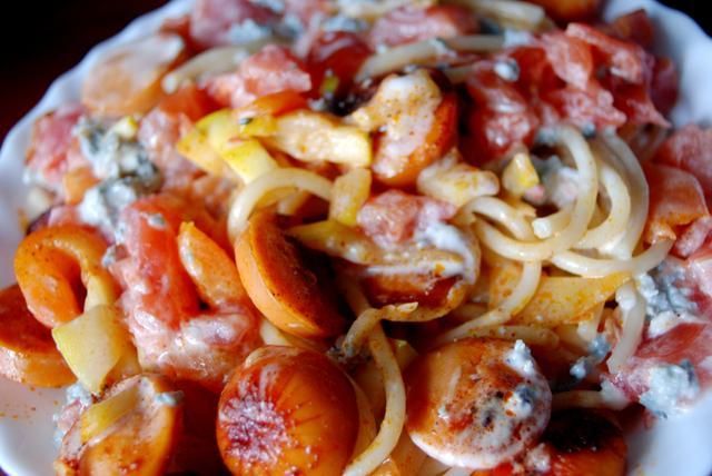 spaghetti z niebieskim serem i papryka spaghetti z niebieskim serem i papryka