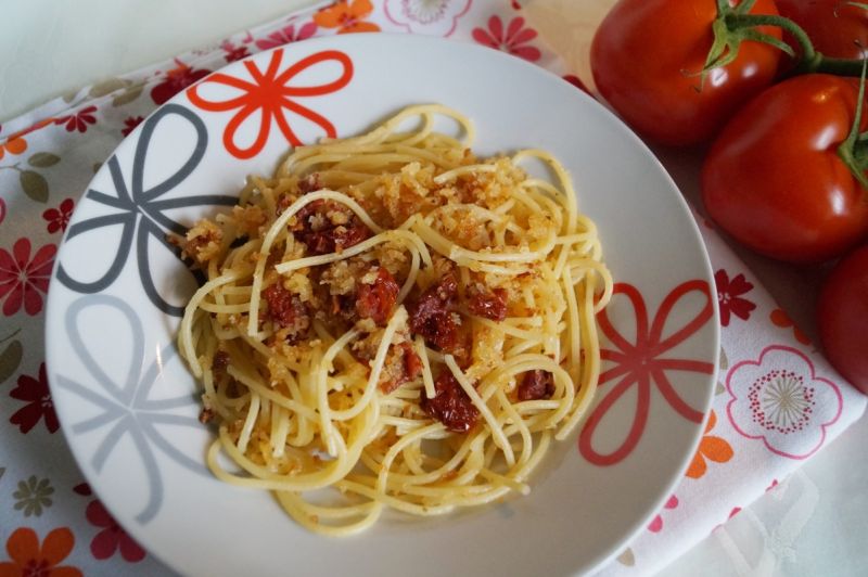 Spaghetti z okruchami chleba Spaghetti z okruchami chleba