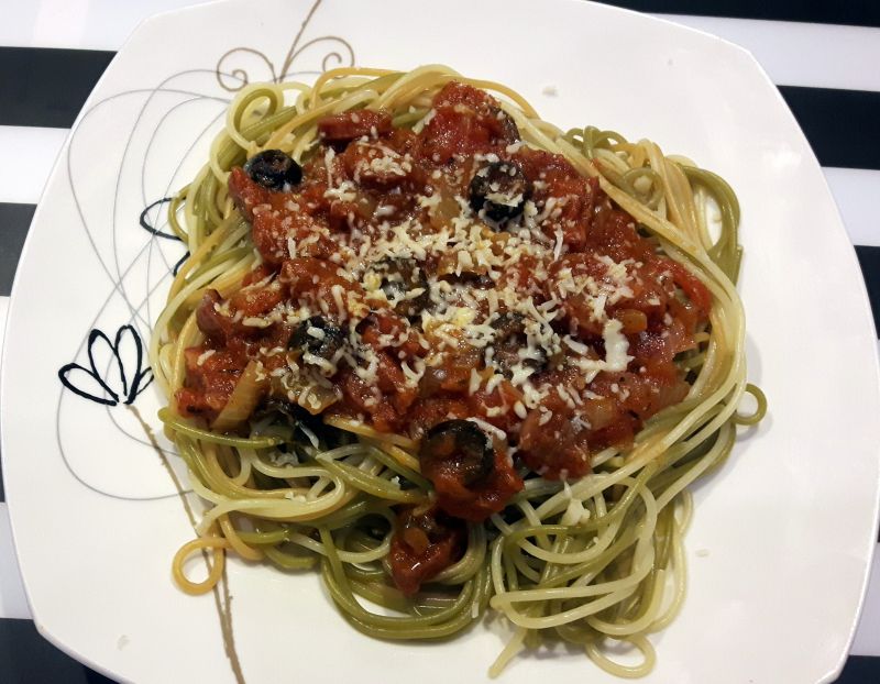 Spaghetti z oliwkami i chorizo Spaghetti z oliwkami i chorizo