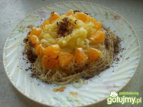 Spaghetti z owocami