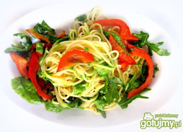 Spaghetti z papryką i rukolą