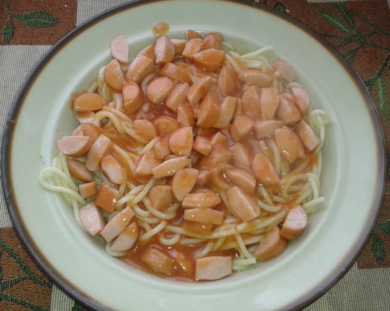 Spaghetti z parówką i sosem paprykowym