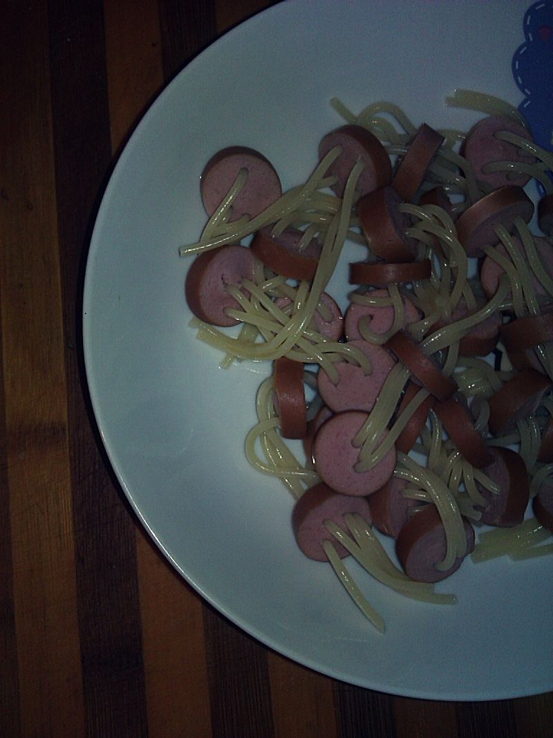 Spaghetti z parówkami 