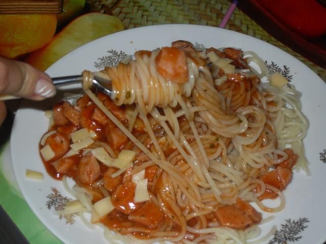 Spaghetti z parówkami w sosie pomidorowy
