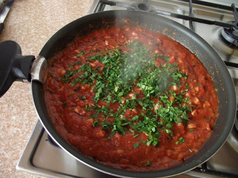 Spaghetti z parówkami w sosie pomidorowym  