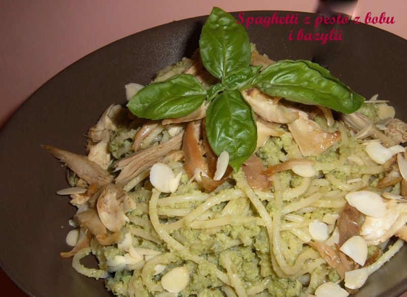 Spaghetti z pesto z bobu i bazylii