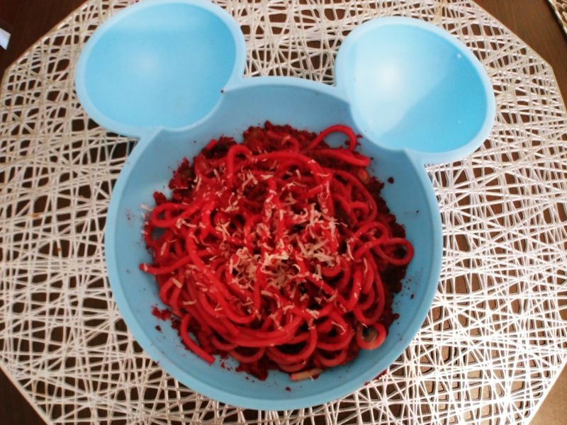 Spaghetti z pesto z buraka i pestek dyni