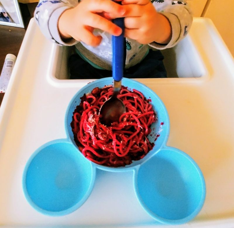 Spaghetti z pesto z buraka i pestek dyni