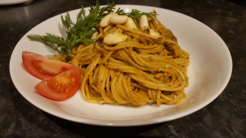 Spaghetti z pieczarkami i pesto z natki marchewki