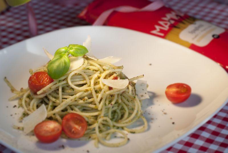 Spaghetti z pieczonymi pomidorami i pesto z rukoli Spaghetti z pieczonymi pomidorami i pesto z rukoli