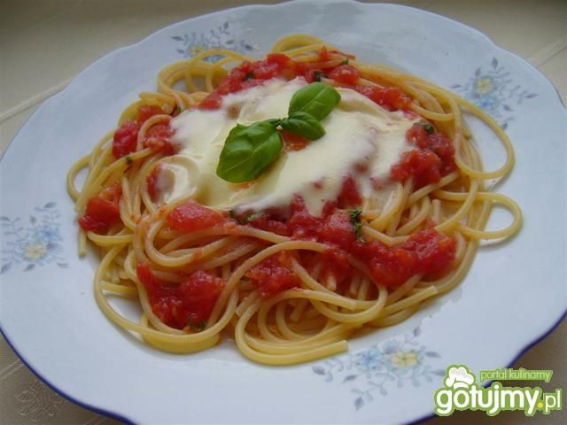 Spaghetti z pomidorami czosnkiem i mozza Spaghetti z pomidorami czosnkiem i mozza
