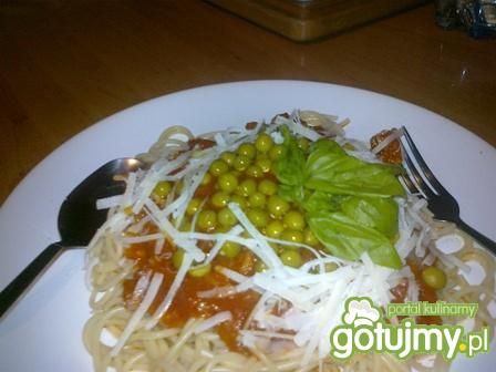Spaghetti z pomidorami i groszkiem Spaghetti z pomidorami i groszkiem