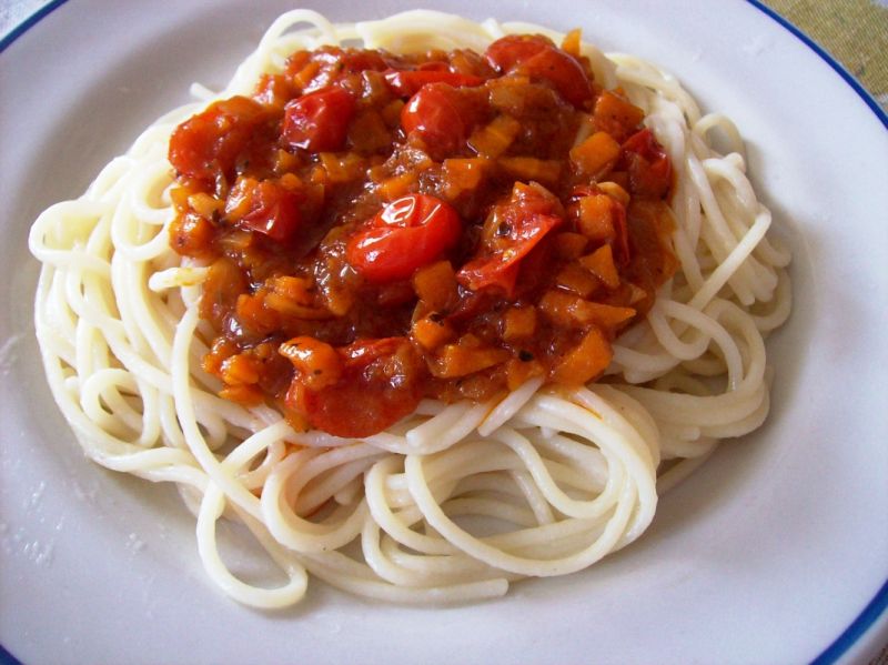 Spaghetti z pomidorami koktajlowymi Spaghetti z pomidorami koktajlowymi