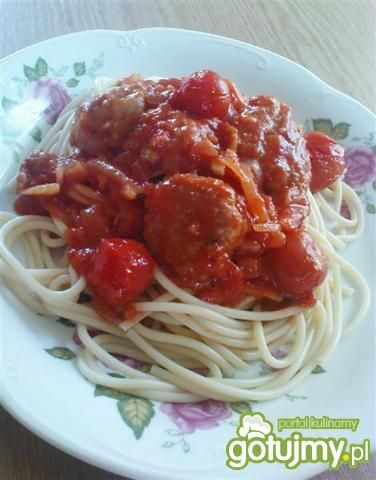 Spaghetti z pulpetami i pomidorkami