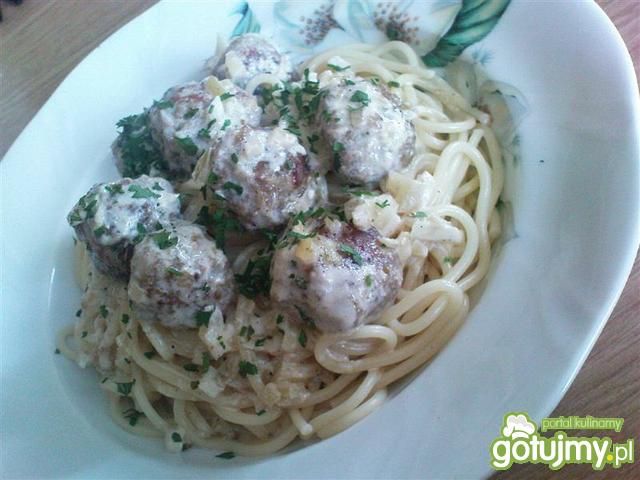 Spaghetti z pulpetami w sosie śmietanowy Spaghetti z pulpetami w sosie śmietanowy