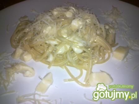 Spaghetti z serami. Spaghetti z serami.