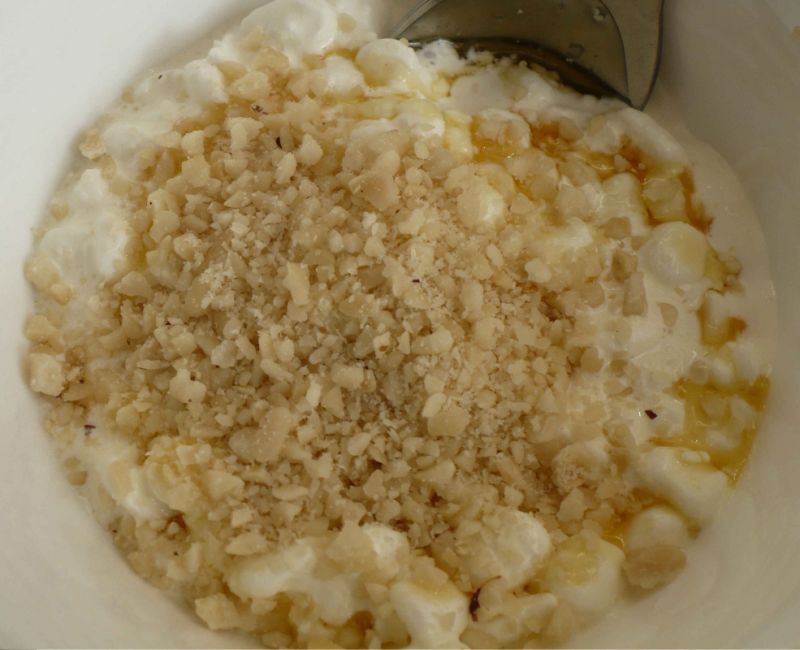 Spaghetti z serkiem i orzechami na słodko