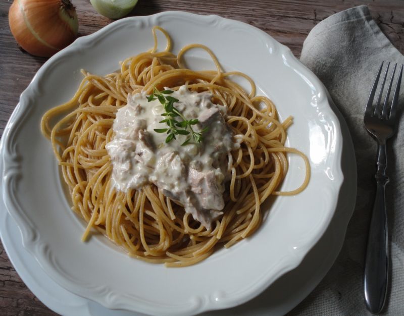 Spaghetti z śmietanowym tuńczykiem