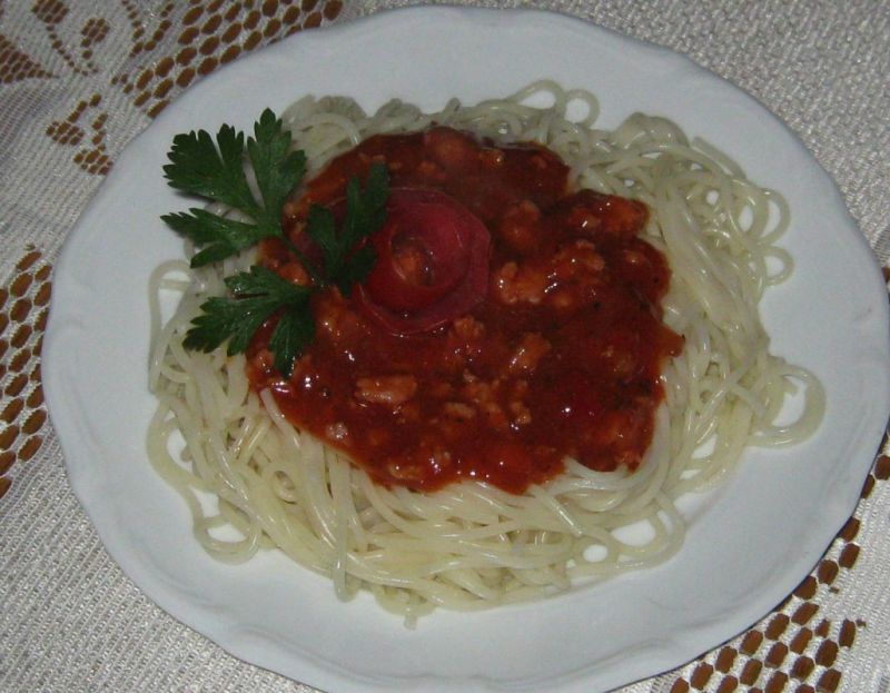 Spaghetti z sosem