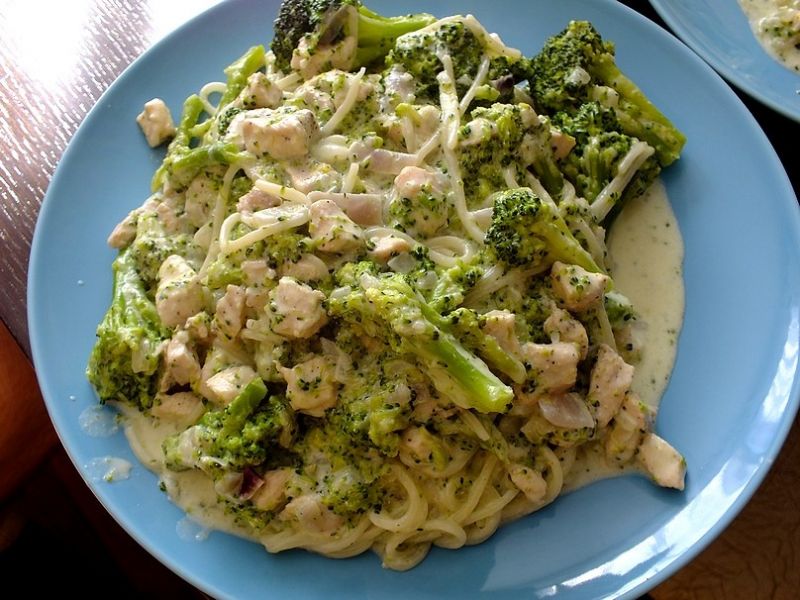 Spaghetti z sosem drobiowo - brokułowym Spaghetti z sosem drobiowo - brokułowym