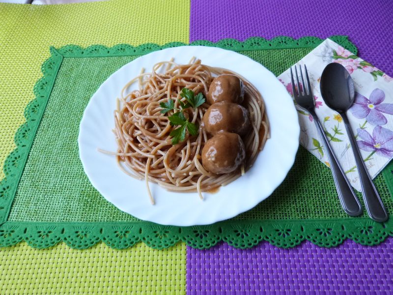 Spaghetti z sosem i kuleczkami z mięsa