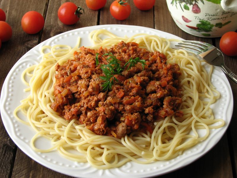 Spaghetti z sosem mięsno-warzywny Spaghetti z sosem mięsno-warzywny