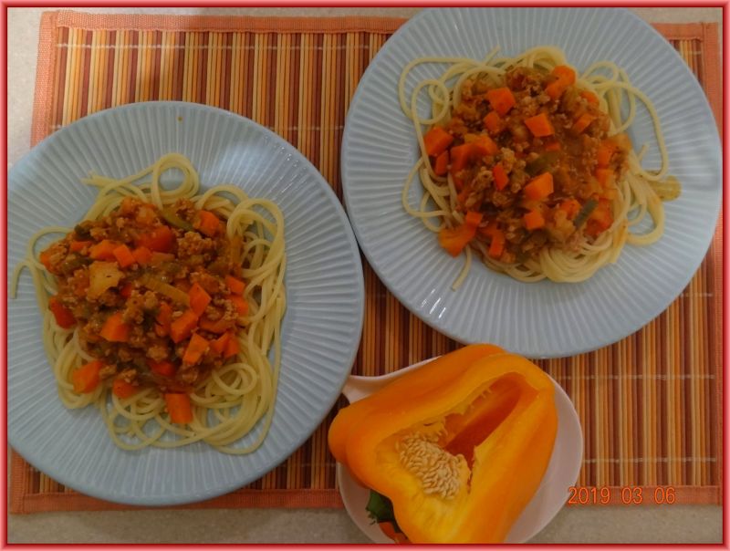Spaghetti z sosem mięsno-warzywnym  Spaghetti z sosem mięsno-warzywnym