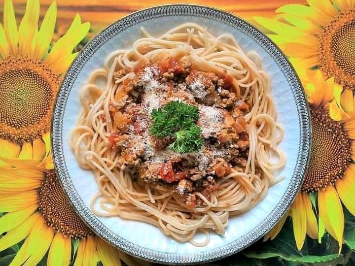 Spaghetti z sosem mięsnym i pomidorami Spaghetti z sosem mięsnym i pomidorami