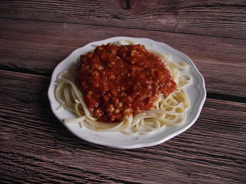 Spaghetti z sosem mięsnym na duszonych warzywach