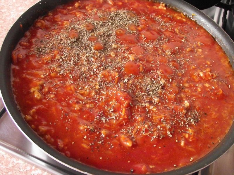 Spaghetti z sosem mięsnym na duszonych warzywach
