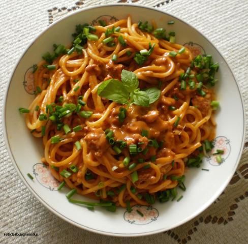 Spaghetti z sosem mięsnym na śmietance  Spaghetti z sosem mięsnym na śmietance