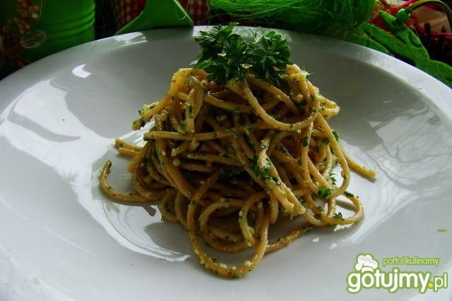 Spaghetti z sosem orzechowo-pietruszkowy Spaghetti z sosem orzechowo-pietruszkowy