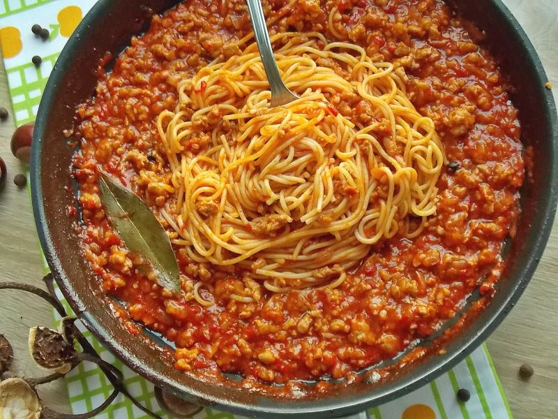 Spaghetti z sosem paprykowym Spaghetti z sosem paprykowym