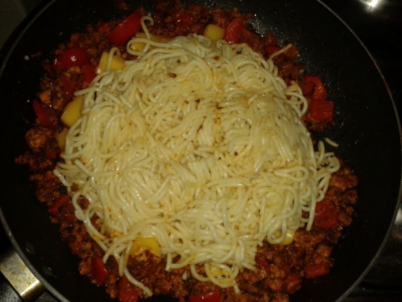 Spaghetti z sosem paprykowym i lubczykiem Spaghetti z sosem paprykowym i lubczykiem