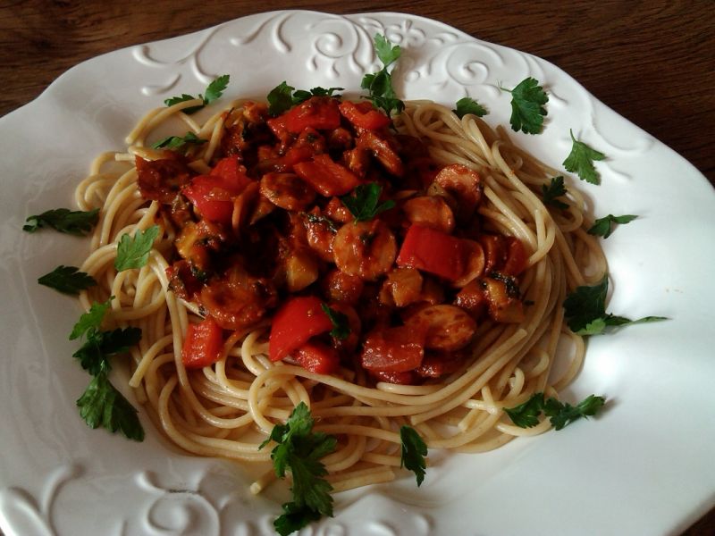 Spaghetti z sosem parówkowym  Spaghetti z sosem parówkowym